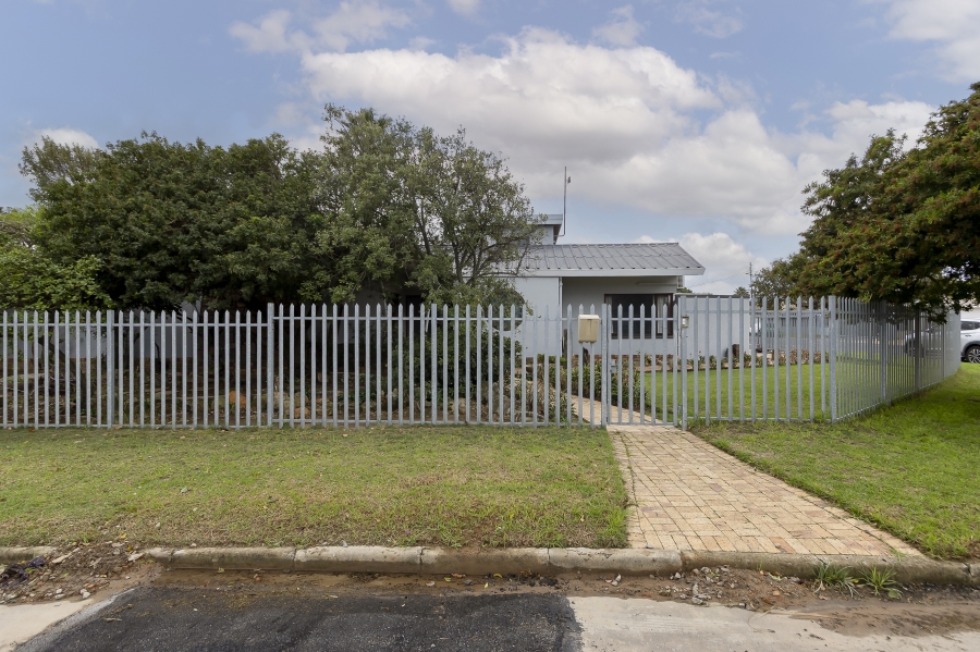 To Let 4 Bedroom Property for Rent in Lochnerhof Western Cape